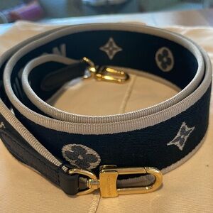 Louis Vuitton logo bandouliere, NEW